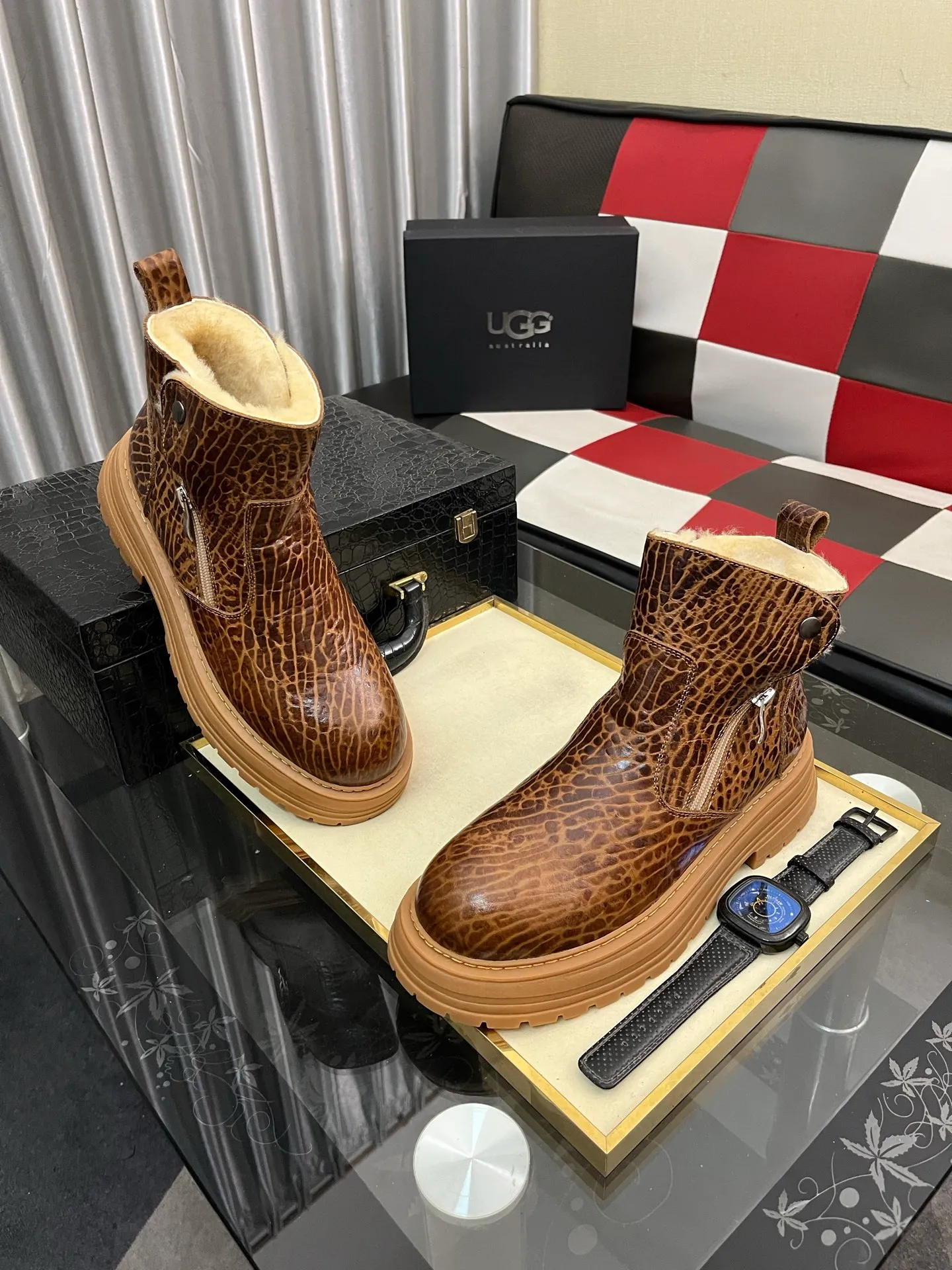 Ex-factory price: 680⌚️⌚️Thick wool imported from Australia Brand: UGG genuine purchasing agent Size: 39-44 (45 customized) Grade: Official website 1:1 Material: First layer of genuine leather waterproof and antifreeze upper Real wool lining Original non-slip and wear-resistant outsole Style category: Men's casual shoes Trendy style Comfortable on the feet Color: Official website color synchronization